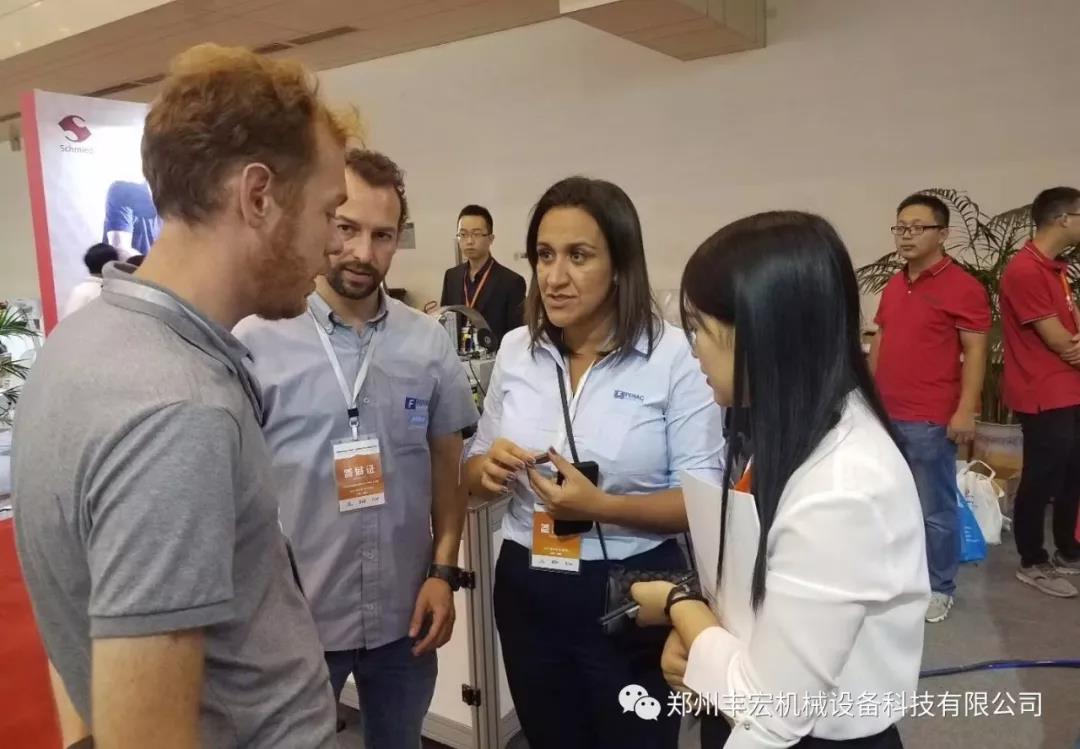 國(guó)外客商咨詢百葉片成型設(shè)備